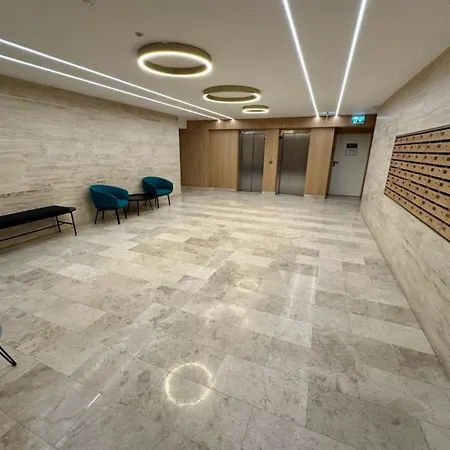 Modern 1br With Terrace View - Romexpo Apartment Bukarest